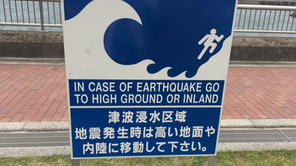 日本为什么有那么多海啸？在日本旅游时海啸来了该怎么办