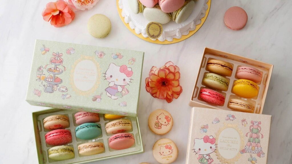 Ladurée×HelloKitty马卡龙梦幻联名礼盒登场，印有HelloKitty的马卡龙超可爱！