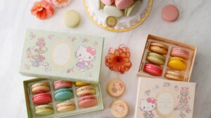 Ladurée×HelloKitty马卡龙梦幻联名礼盒登场，印有HelloKitty的马卡龙超可爱！
