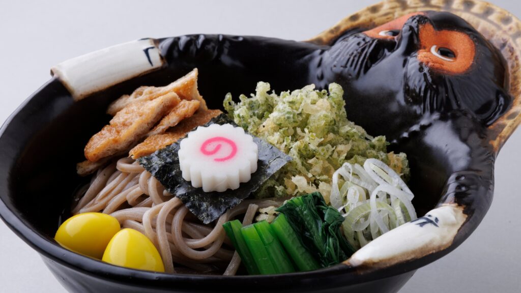 池袋新开幕，专门贩售狸猫荞麦面的立食餐厅「たぬきは饮み物。」，就连碗公也都是狸猫造型？
