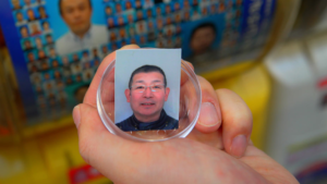 素未谋面的陌生人证件照扭蛋，你会想扭吗？专门推出素人证件照扭蛋系列的「KIJIN CLUB」