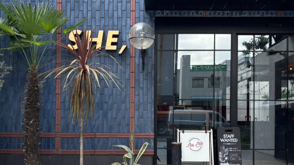 【大阪住宿】设计旅店「HOTEL SHE, OSAKA 」精巧、质感、 复古，还有黑胶可听！去环球影城超方便