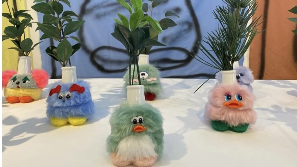 当绒毛玩偶与花瓶结合，会是什么样子呢？来看看「DOLLSSAN」所创作的绒毛花瓶