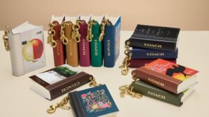 超迷你《羊与钢之森》《蜜蜂与远雷》！ Coach 推出可阅读书本吊饰及期间限定工作坊