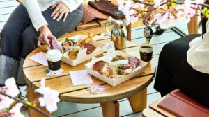 中目黑星巴克2026 年赏樱套餐开放预约，想在樱花摇滚区第一排优雅赏花喝咖啡的人快卡位