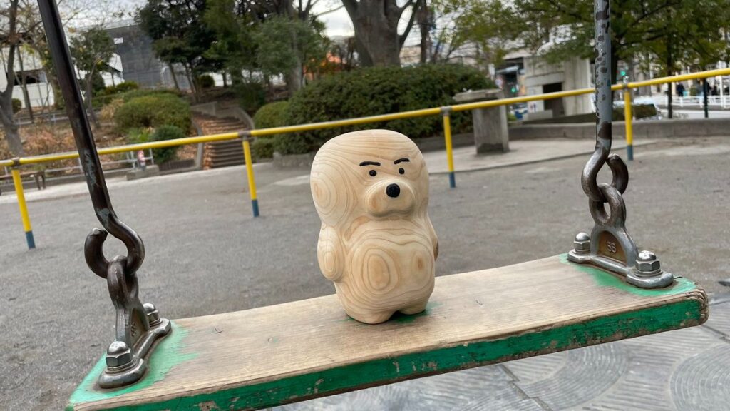 插画家兼木雕创作者「フナカワ」，以木头创作出造型可爱的呆萌角色