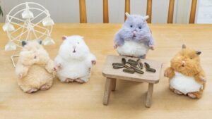 LIVHEART推出一脸呆滞放空的小仓鼠娃娃「はむにぎり」，疗愈娃活新选择