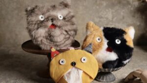 爱猫裁缝设计师的品牌「un peu」，花色丰富多样的可爱猫咪面纸套，从猫嘴吐出面纸的可爱设计